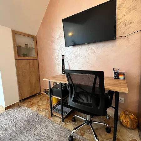 Apartament Pumpkin Spiced With Own Parking And Office Setup *